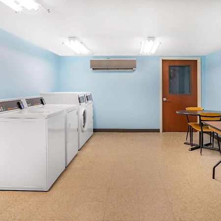 Super 8 By Wyndham Mount Laurel Hotel Bagian luar foto