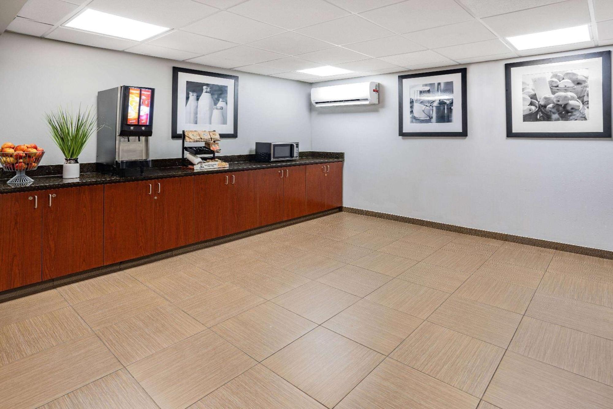 Super 8 By Wyndham Mount Laurel Hotel Bagian luar foto