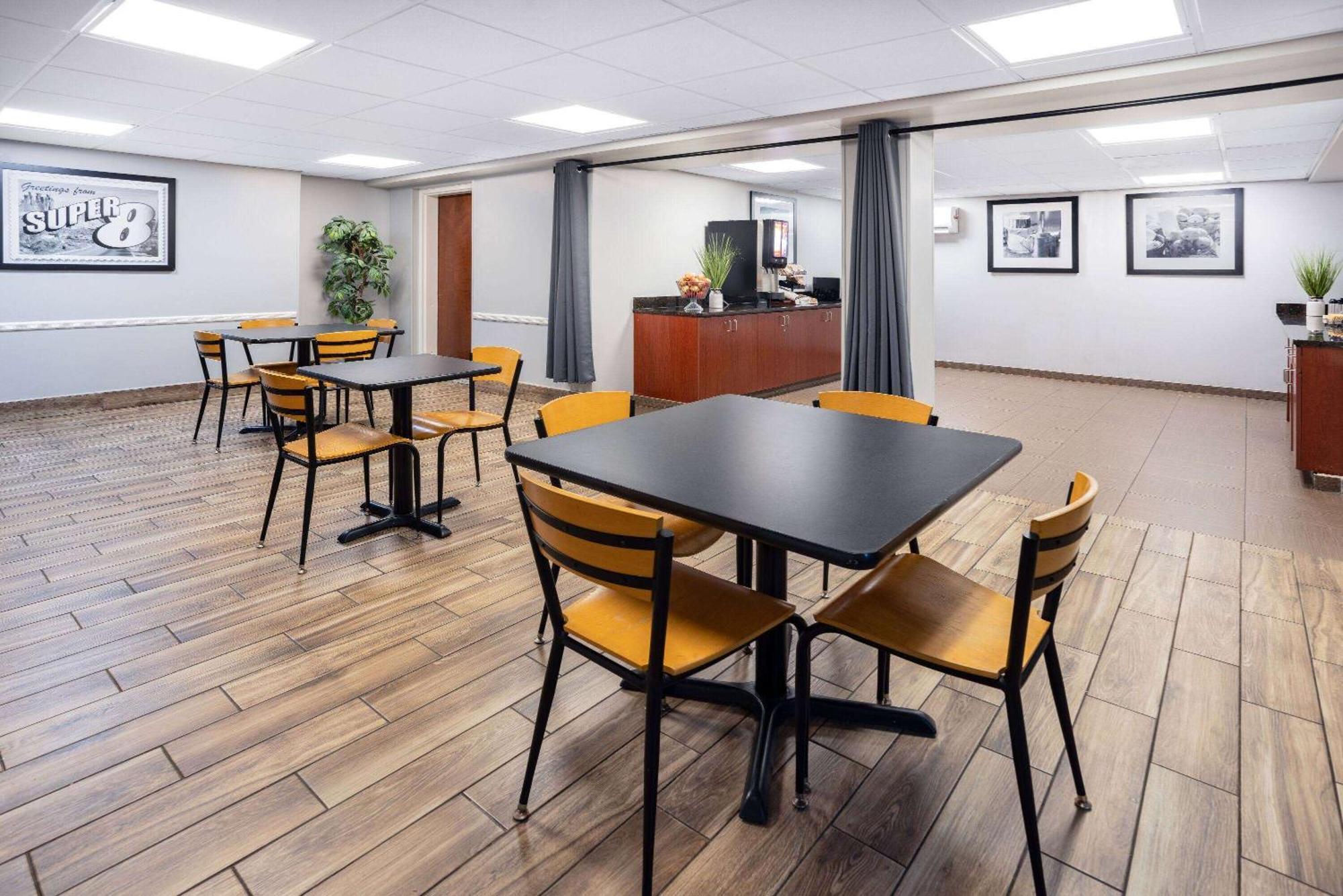 Super 8 By Wyndham Mount Laurel Hotel Bagian luar foto