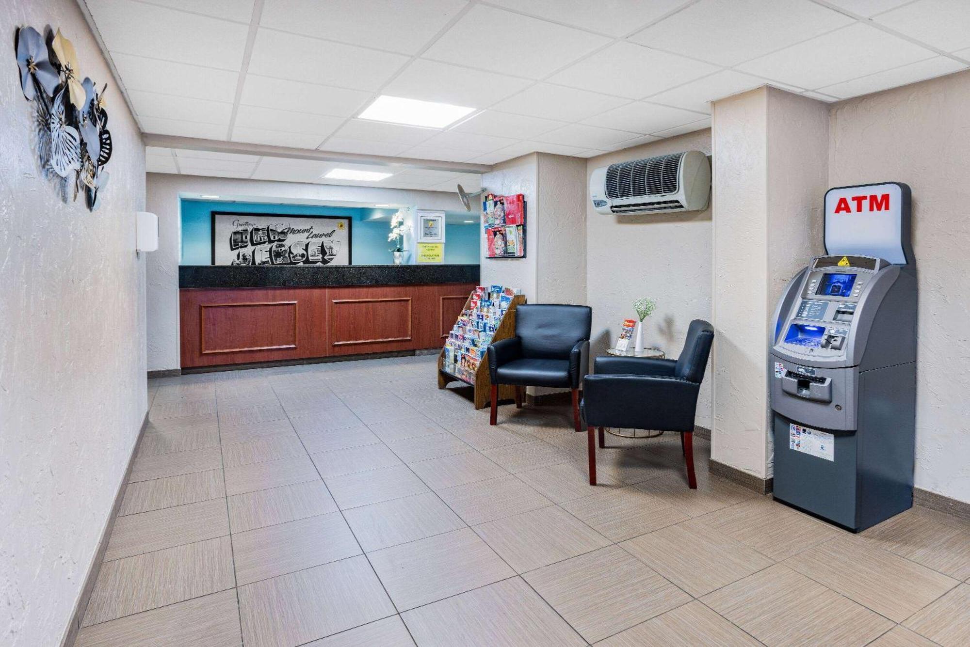 Super 8 By Wyndham Mount Laurel Hotel Bagian luar foto