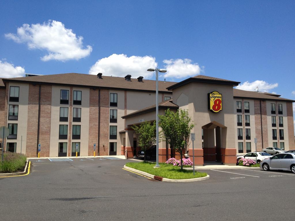Super 8 By Wyndham Mount Laurel Hotel Bagian luar foto